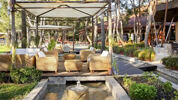 4 restoran, melayani sarapan, makan siang; sajian makanan laut