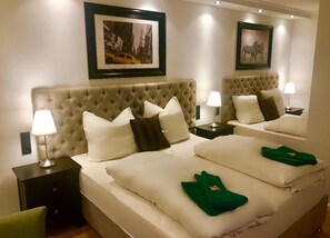 Deluxe vierpersoonskamer, 1 slaapkamer | Luxe beddengoed, een minibar, een kluis op de kamer, een bureau