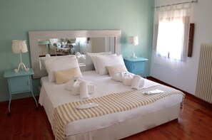 5 bedrooms, in-room safe, individually decorated, individually furnished - Medieval Villa (Rhodes)