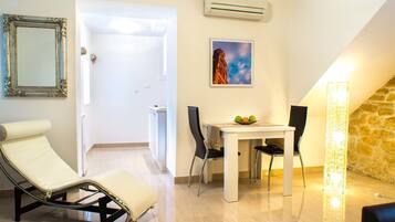 Comfort Studio | In-room dining