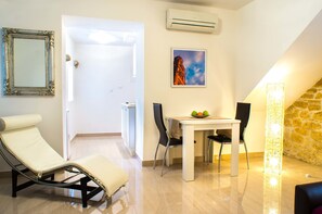 Comfort-Studio | Essbereich im Zimmer