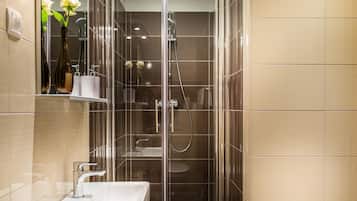 Superior Studio | Bathroom | Shower, hair dryer, towels