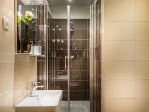 Superior Studio | Bathroom | Shower, hair dryer, towels