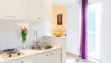 Comfort Studio | Private kitchen | Fridge, stovetop, coffee/tea maker, electric kettle