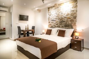 Superior-Studio | Hochwertige Bettwaren, Zimmersafe, Schreibtisch, schallisolierte Zimmer