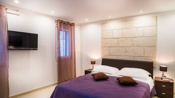 Classic Studio Suite | Premium bedding, in-room safe, desk, soundproofing