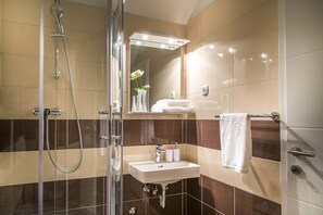 Superior Studio | Bathroom | Shower, hair dryer, towels - Split Oasis Apartments (Split)