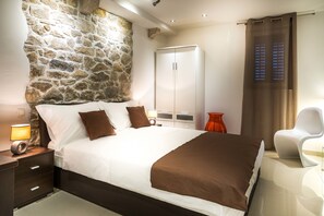 Superior Studio | Premium bedding, in-room safe, desk, soundproofing - Split Oasis Apartments (Split)