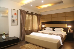 Camera Premium, 1 camera da letto | Minibar, una cassaforte in camera, una scrivania, ferro/asse da stiro