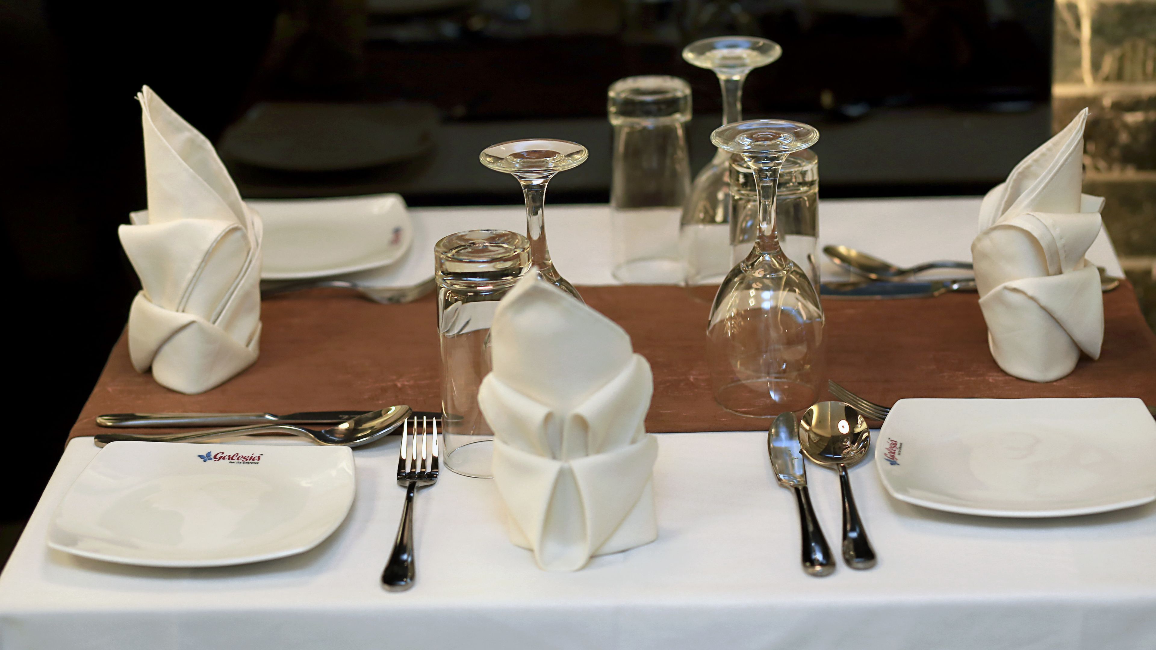 2 restaurants, international cuisine