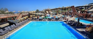 Piscine extérieure, chaises longues