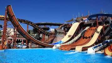 Piscina all'aperto, lettini