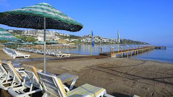 Spiaggia privata, lettini da mare, ombrelloni, teli da spiaggia