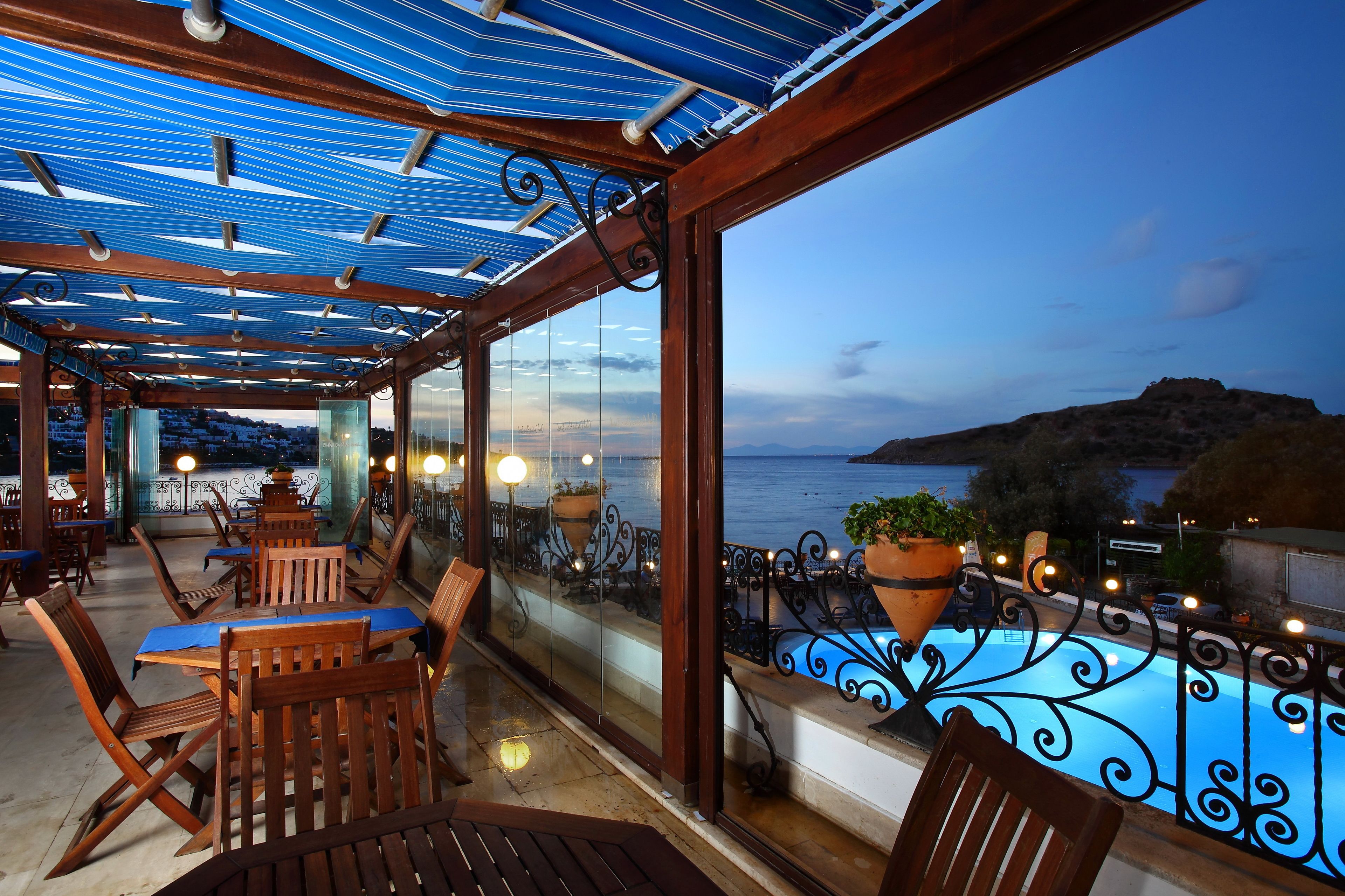 3 bars/lounges, 2 poolbars
