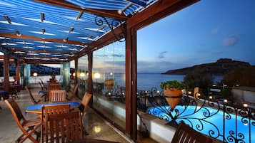 3 bars/lounges, 2 poolbars