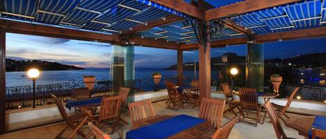 3 bars/lounges, 2 poolside bars