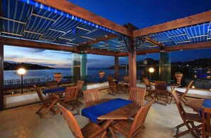 3 Bars/Lounges, 2 Poolbars