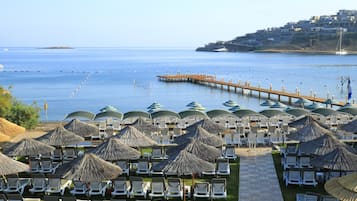 Privatstrand, Liegestühle, Sonnenschirme, Strandtücher