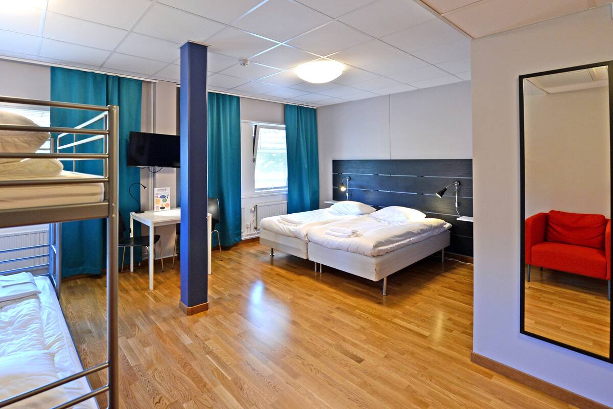 Soundproofing, free WiFi, bed sheets
