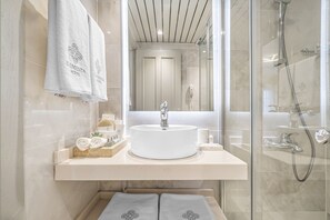 Shower, hair dryer, slippers, towels - Elementa Boutique Hotel (Bodrum)