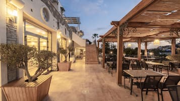 Breakfast, lunch and dinner served