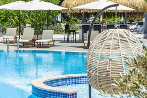 Piscine extérieure, chaises longues