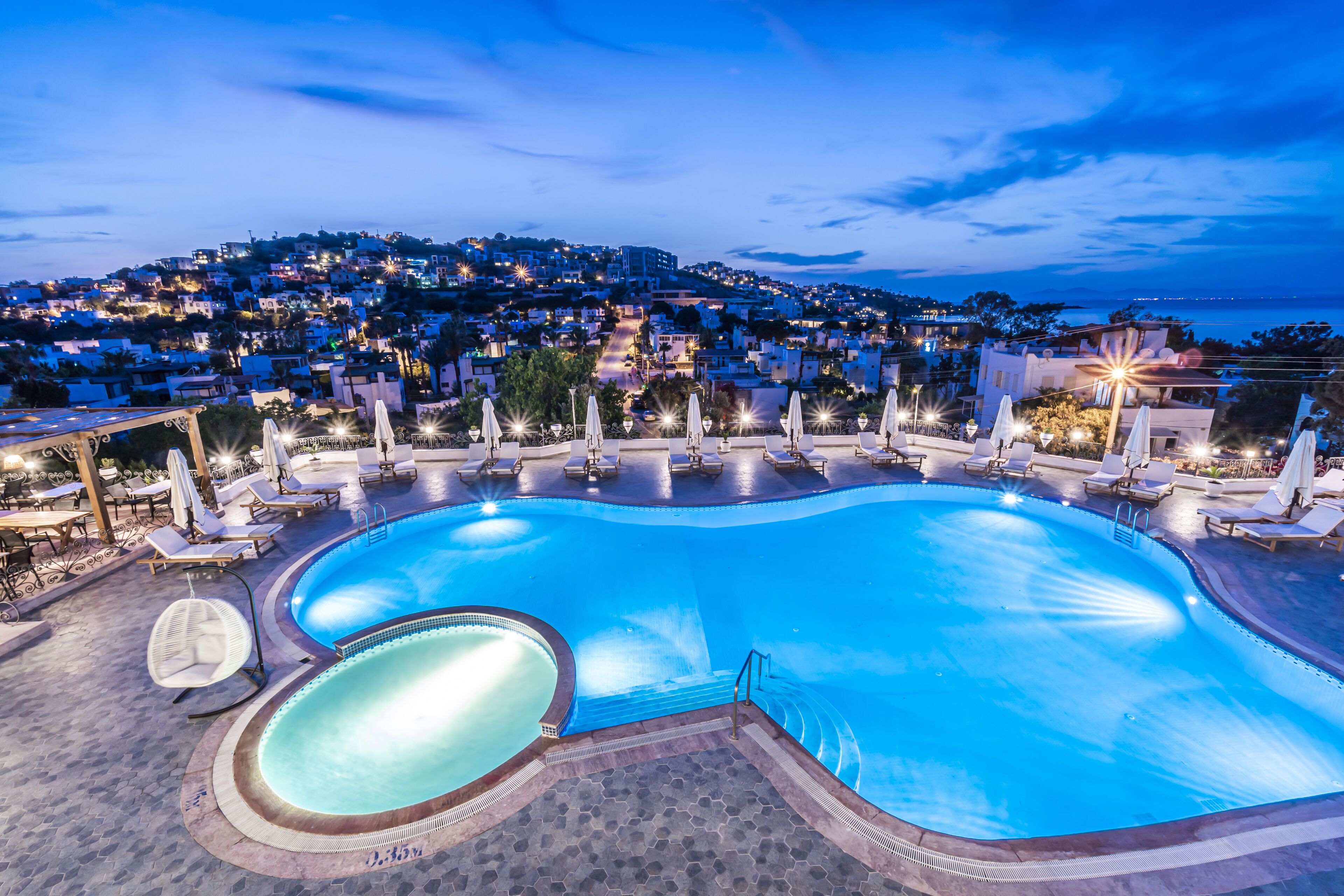 Piscine extérieure, chaises longues