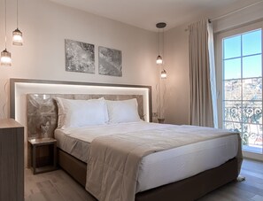 Minibar, caja de seguridad en la habitación y escritorio 