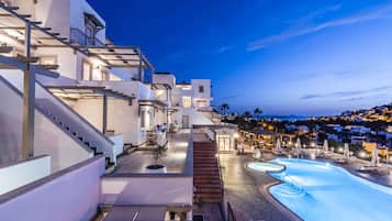 Outdoor pool, pool loungers