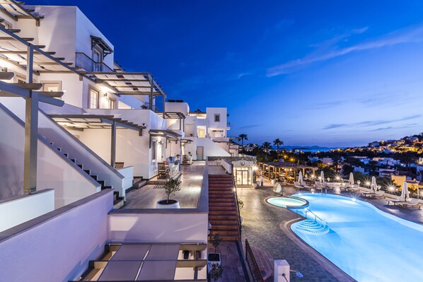 Alberca al aire libre y camastros