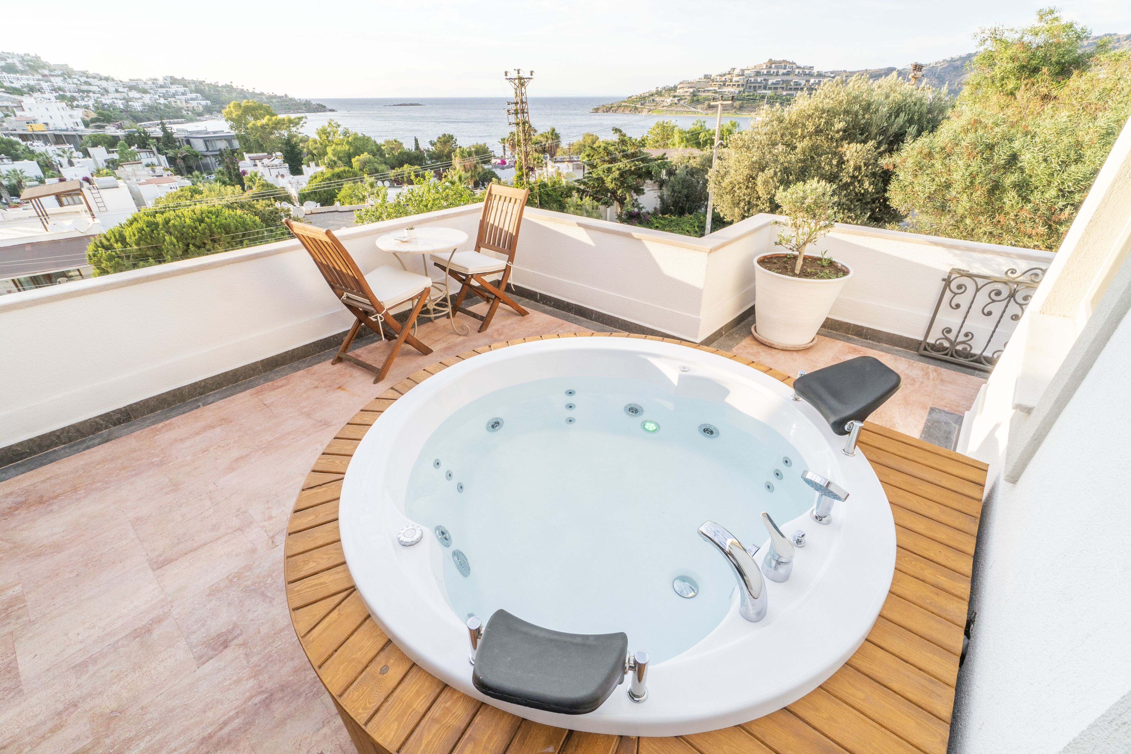 Exclusieve suite, 1 slaapkamer, niet-roken, uitzicht op zee | Een minibar, een kluis op de kamer, een bureau, een laptopwerkplek