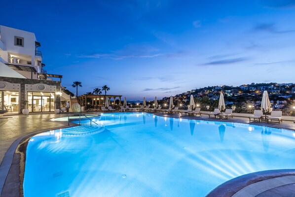 Outdoor pool, sun loungers