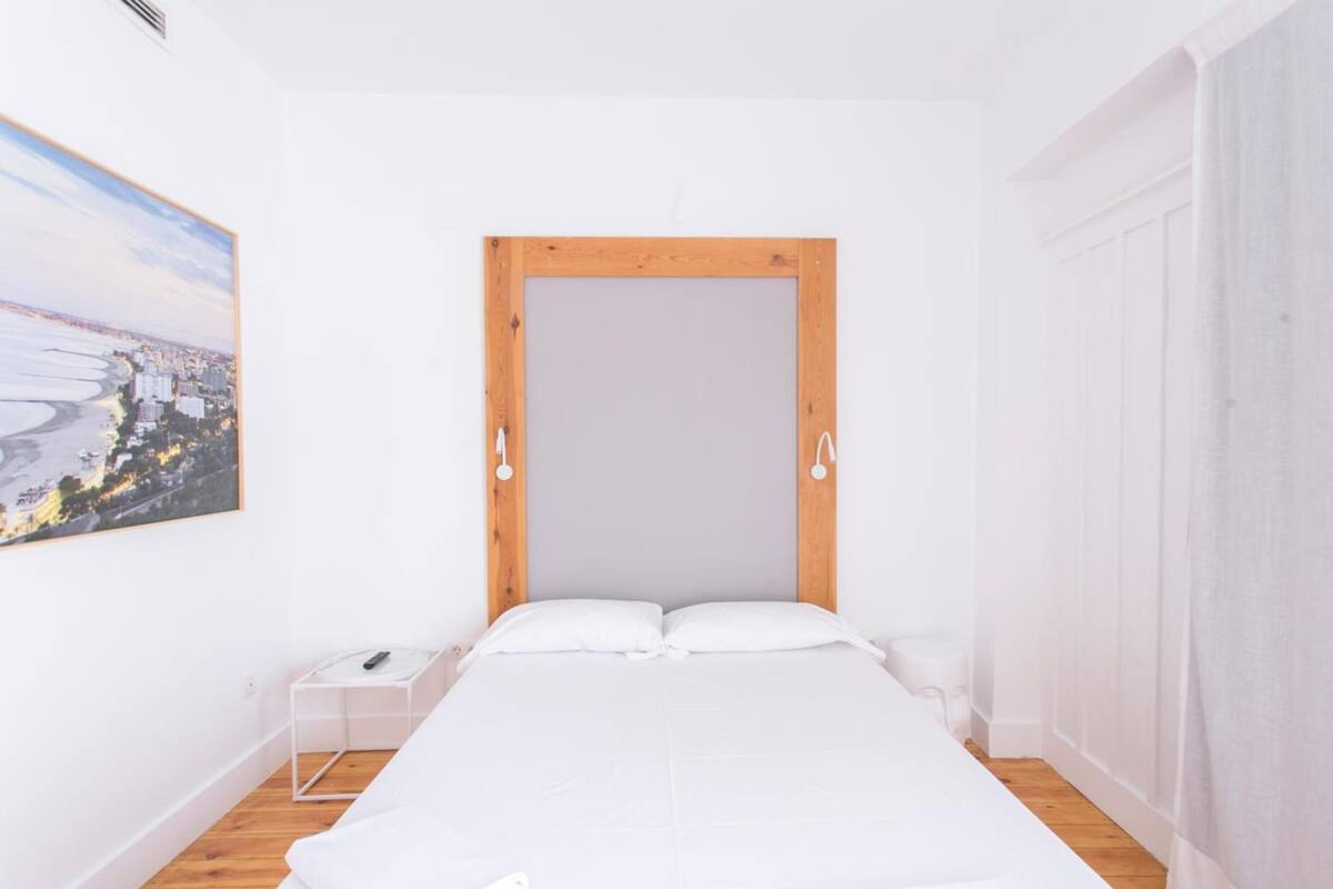 Blackout curtains, free WiFi, bed sheets