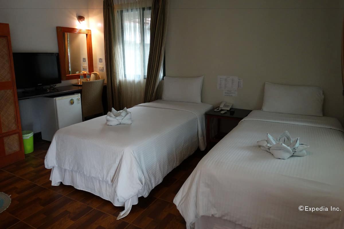 Deluxe Room | Desk, bed sheets