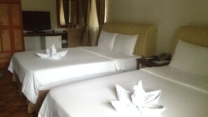 Suite | Desk, bed sheets - Bohol Wonderlagoon Resort (Panglao)