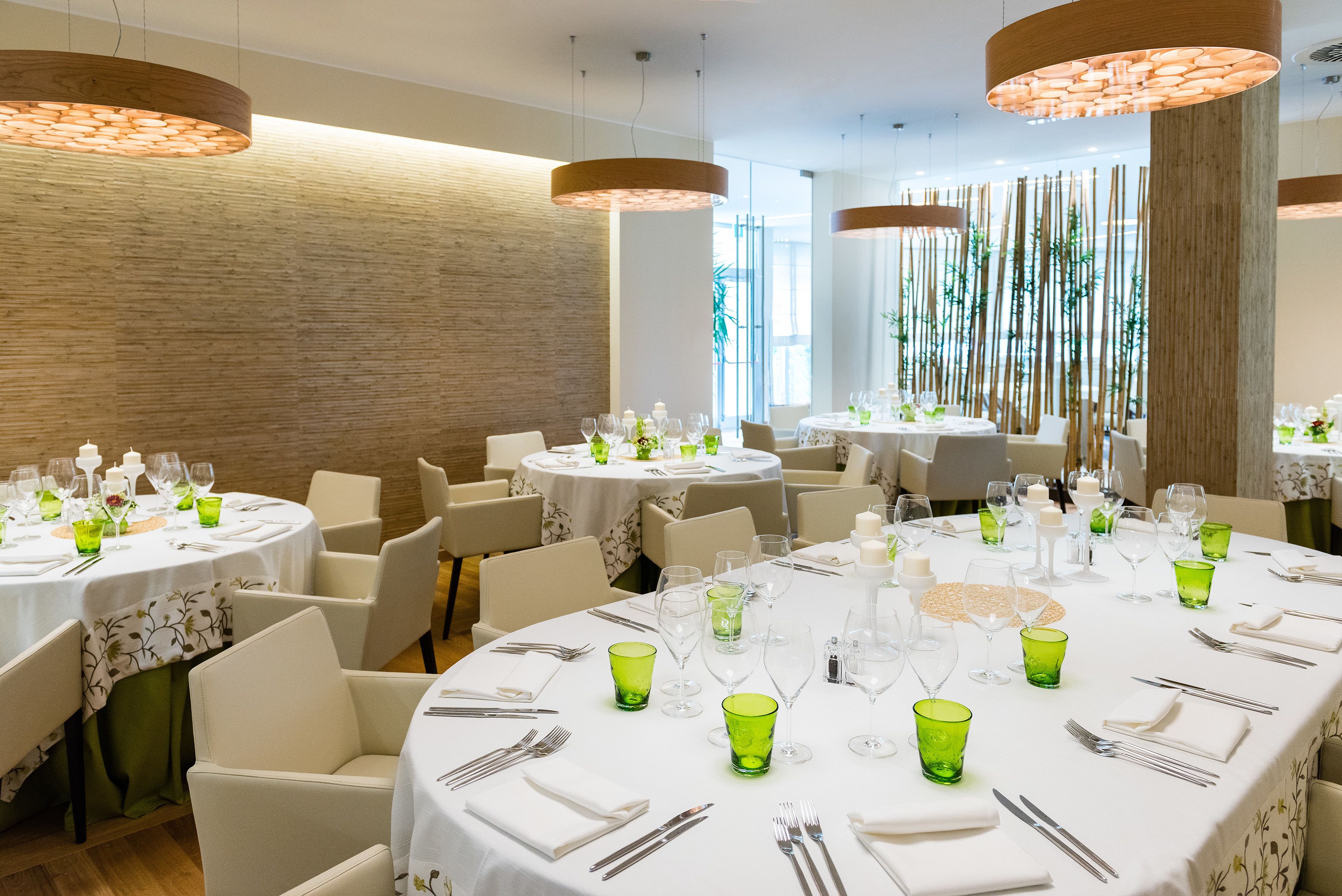 2 restaurants, breakfast, lunch, dinner served; international cuisine