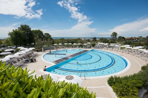 Piscine extérieure (ouverte en saison), parasols de plage