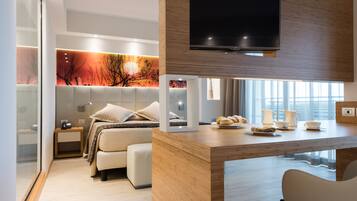 Suite Junior, vue partielle sur la mer | Literie de qualité supérieure, minibar, coffres-forts dans les chambres