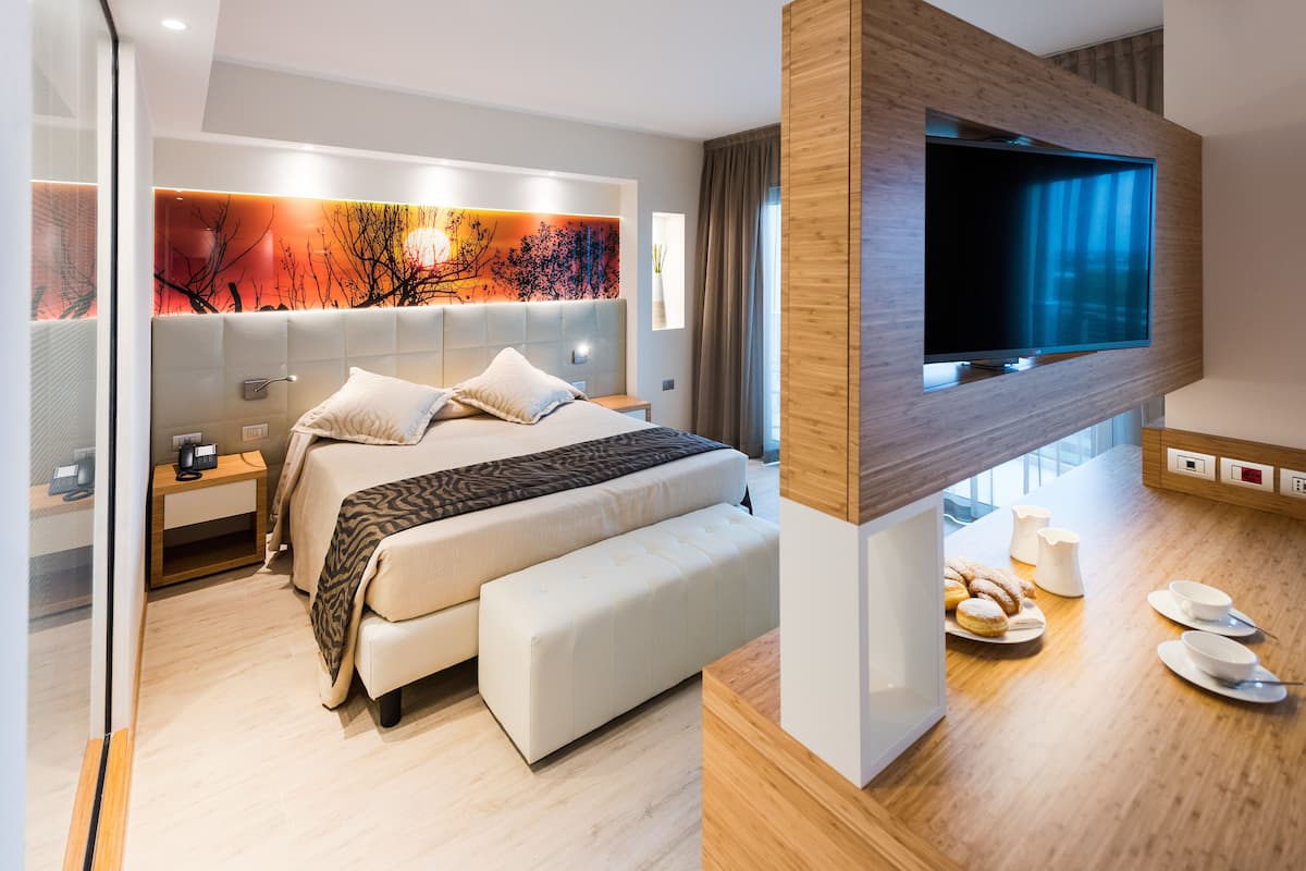 junior suite, partial sea view | premium bedding, minibar, in-room safe, desk