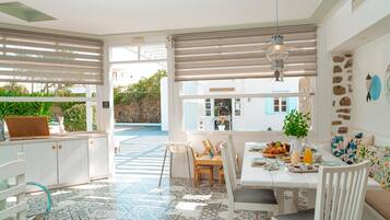Daily full breakfast (EUR 25 per person)