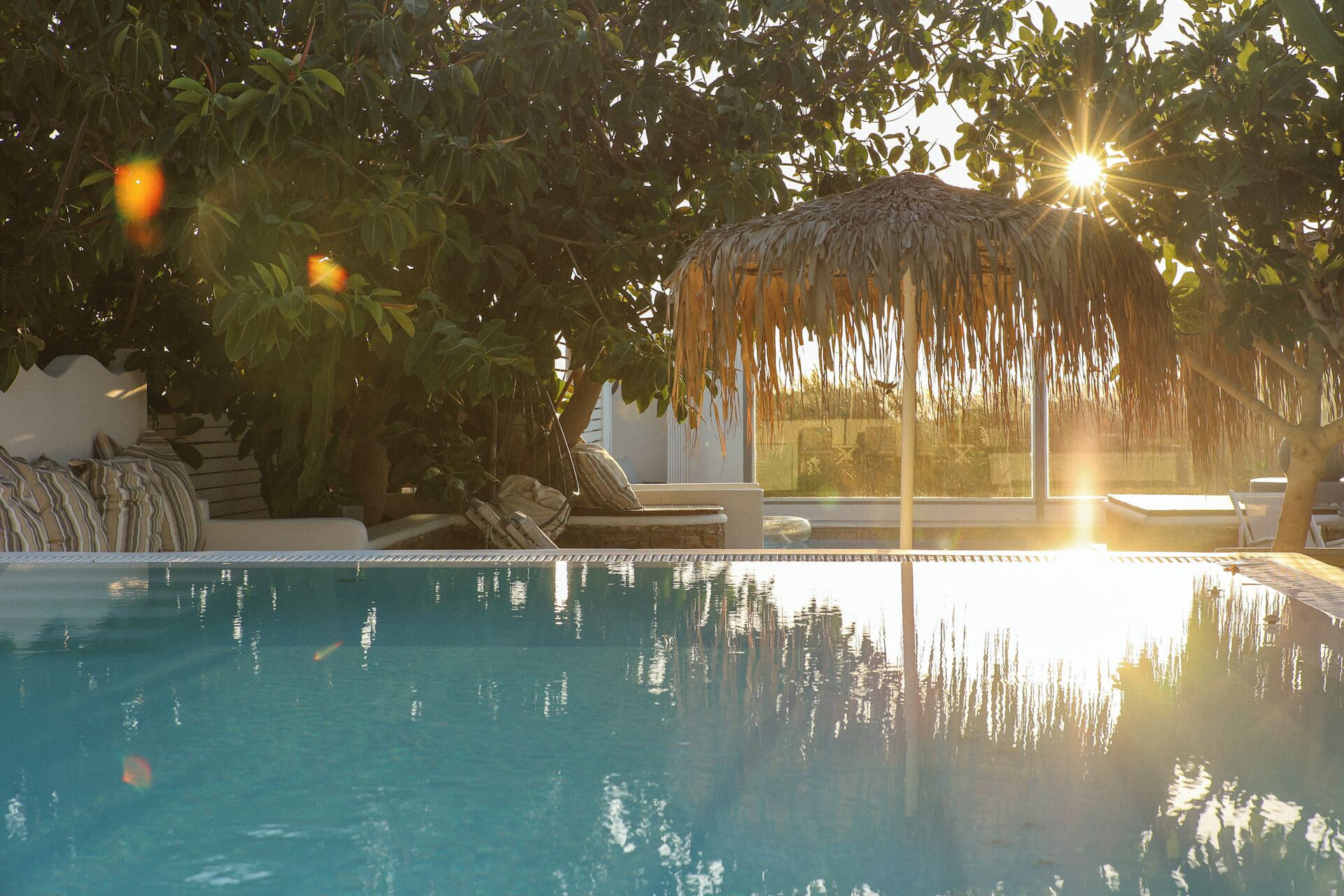 2 piscines extérieures, chaises longues