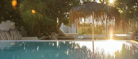 2 piscines extérieures, chaises longues