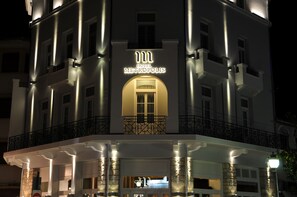 Fachada de la propiedad por la tarde o noche