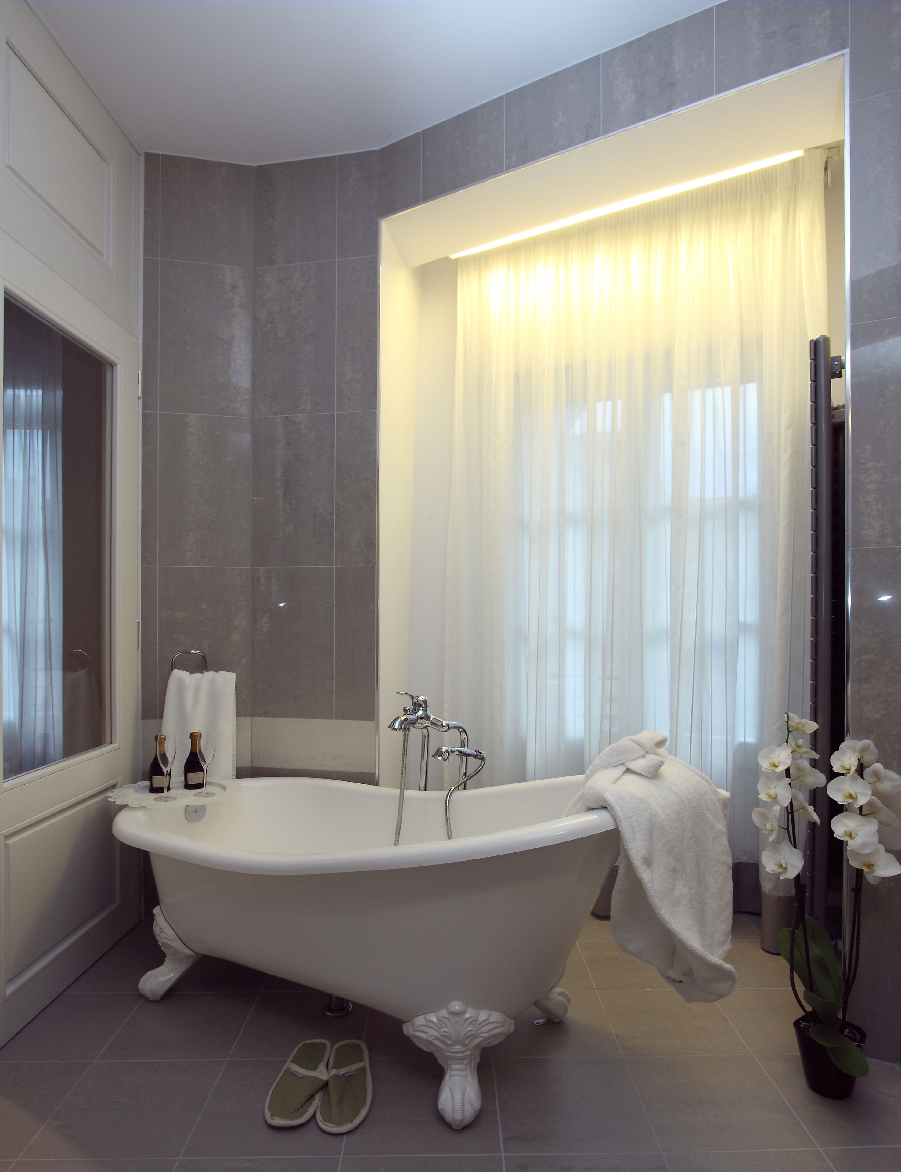 deluxe double room | deep-soaking bathtub