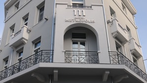 A hotel with a stone facade, a cafe, and a restaurant on the ground floor. - Hotel Metropolis (Ioannina)