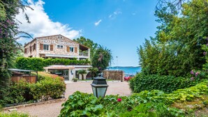 A stone building labeled "HOTEL SHEGARA" with a view of the sea in the background. - Hôtel Shegara (Porto-Vecchio)