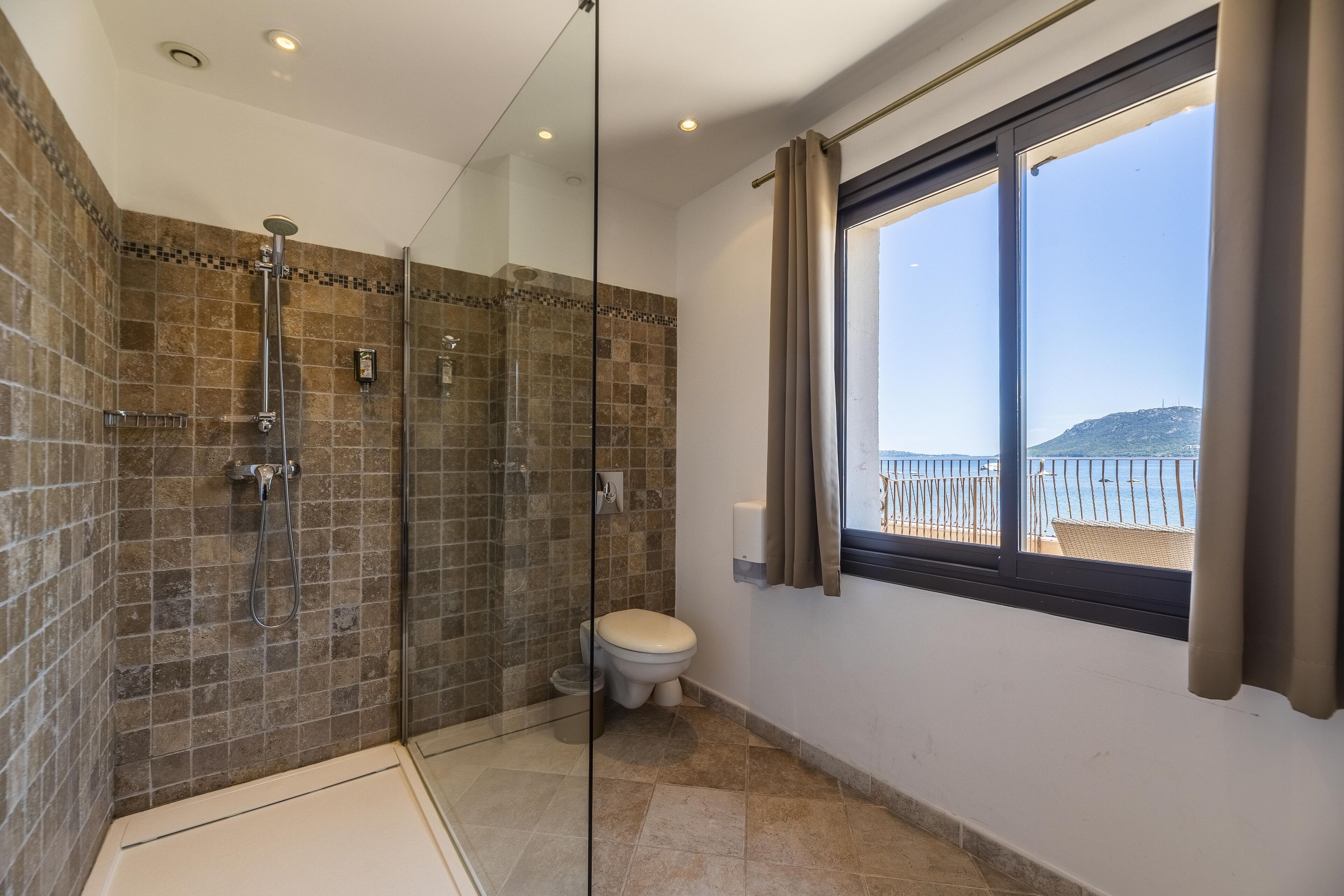 chambre triple supérieure vue mer | bathroom | free toiletries, hair dryer, towels, soap