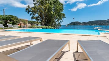 Una piscina al aire libre de temporada