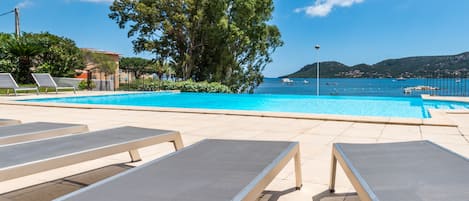 Una piscina al aire libre de temporada