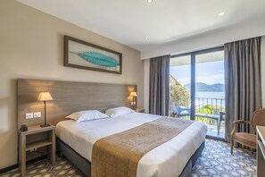 Habitación doble, vistas al mar | Caja fuerte, escritorio, sistema de insonorización y wifi gratis